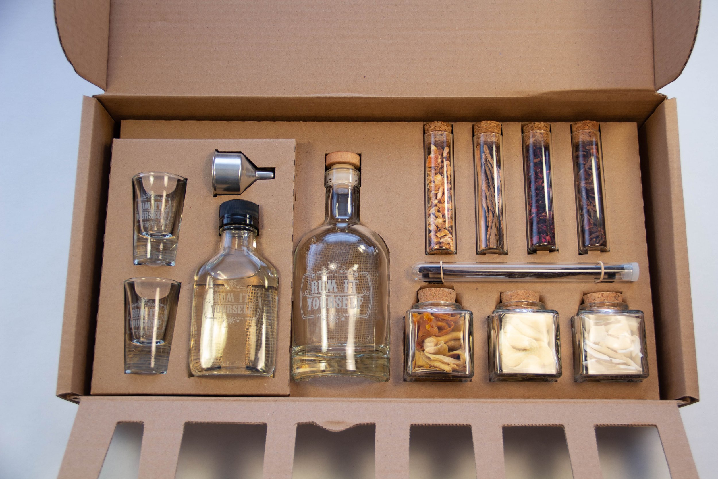 DIY kdo fait maison : le kit à rhum arrangé dans une bouteille à offrir ! +  printables
