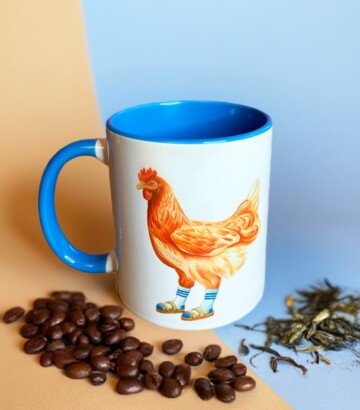 Tasse avec poulet en sandales