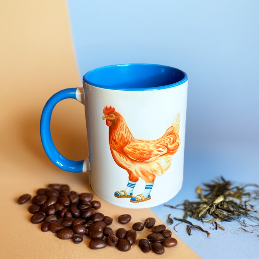 Tasse avec poulet en sandales