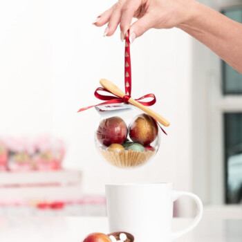 Boule de sapin de Noël avec bombes de chocolat chaud