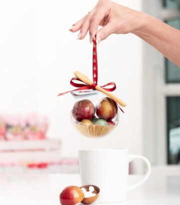 Boule de sapin de Noël avec bombes de chocolat chaud