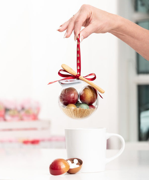 Boule de sapin de Noël avec bombes de chocolat chaud