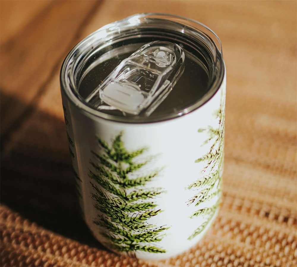 Tasse isolante isotherme à offrir en cadeau à un nouveau papa qui boit son café froid